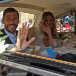 Los recién casados saludad desde el Rolls-Royce en el que han abandonado el lugar