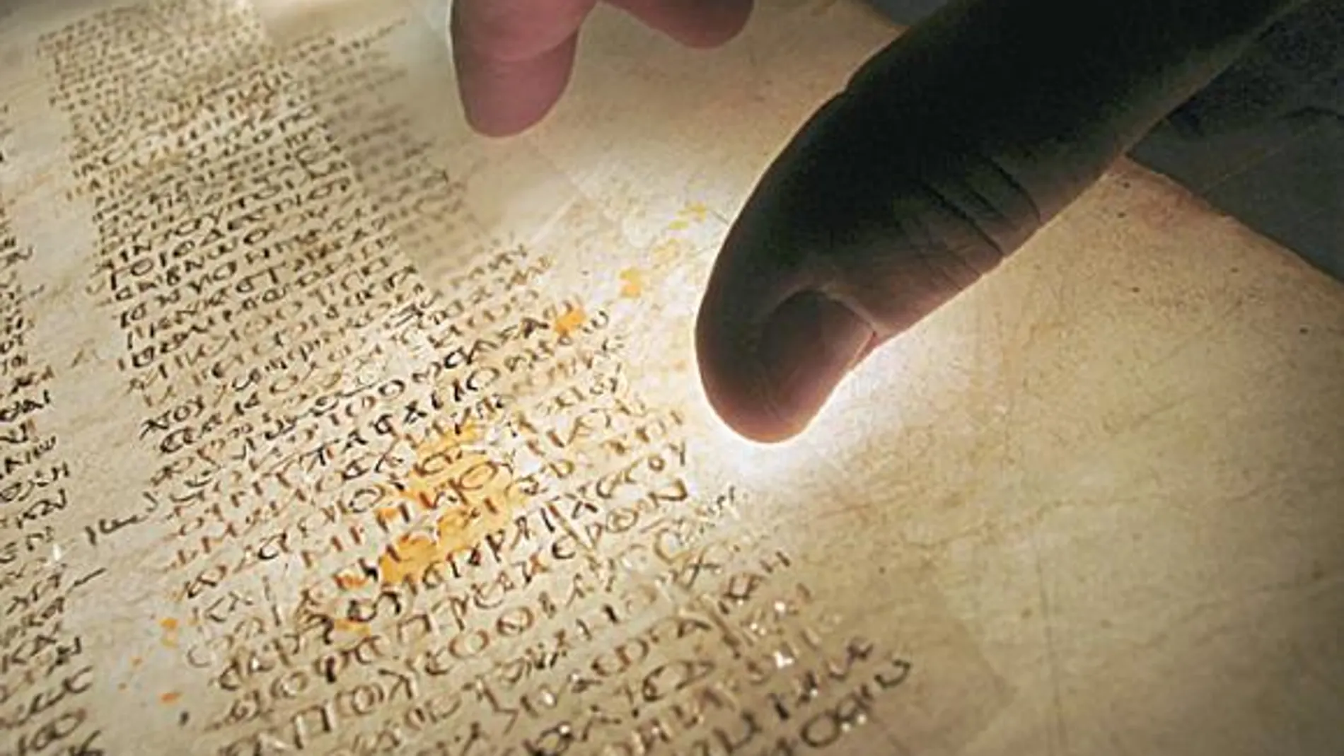 Pergamino que contiene la Biblia más antigua de la Humanidad