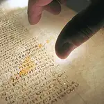 Pergamino que contiene la Biblia más antigua de la Humanidad
