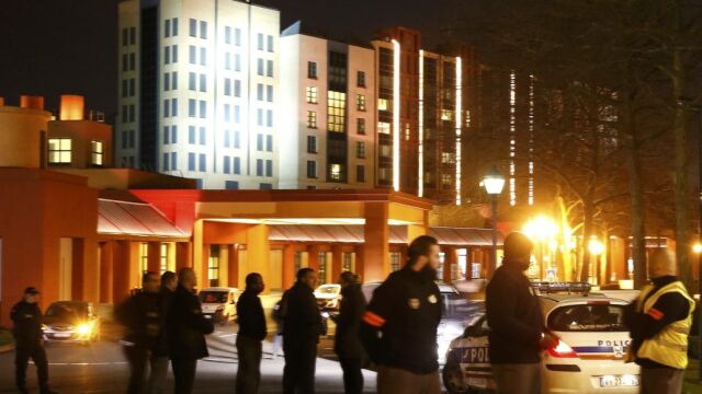 Policías cerca del hotel New York del parque Disneyland Paris