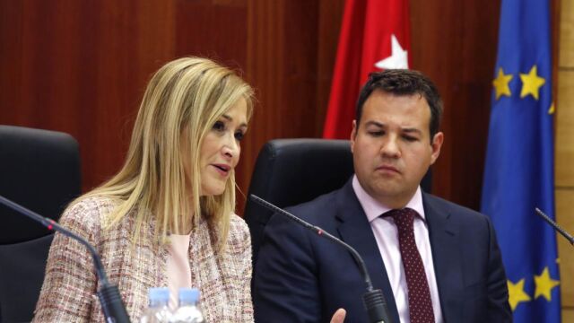 La presidenta de la Comunidad de Madrid, Cristina Cifuentes, junto al alcalde de Las Rozas, José de la Uz