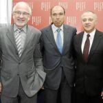 Arcadi Calzada y Antoni Esteve, director general y presidente de la fundación, junto a Josep Lagares, presidente del comité del foro