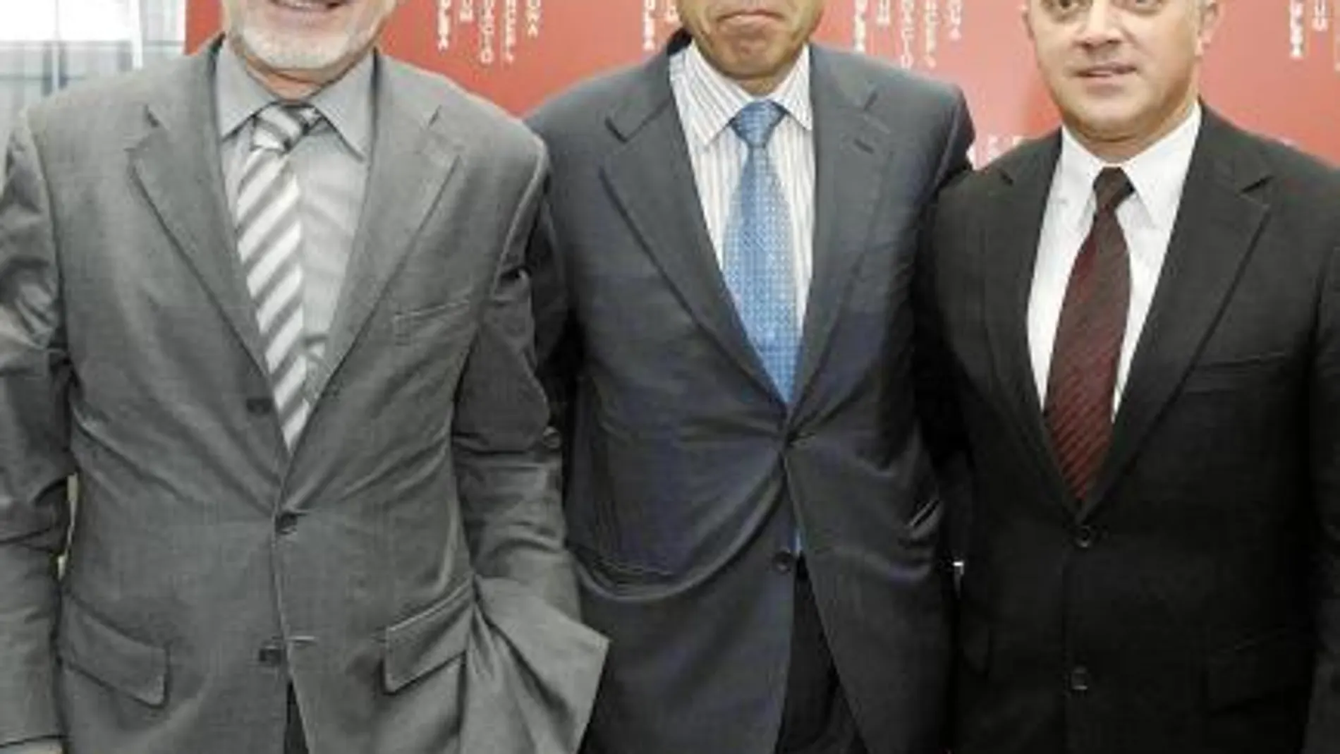 Arcadi Calzada y Antoni Esteve, director general y presidente de la fundación, junto a Josep Lagares, presidente del comité del foro