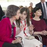 En la Imagen Su Majestad la Reina Doña Sofía, conversando con la Presidenta de la AIDE, esposa del Embajador de la República de Azerbaiyán, Mehriban Maharramova.