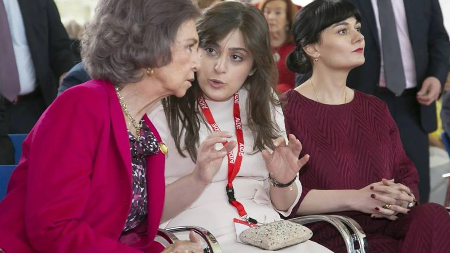 En la Imagen Su Majestad la Reina Doña Sofía, conversando con la Presidenta de la AIDE, esposa del Embajador de la República de Azerbaiyán, Mehriban Maharramova.