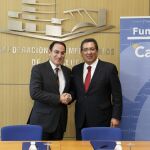 Antonio Pulido, presidente de la Fundación Cajasol, y Javier González de Lara, presidente de la CEA, han firmado este acuerdo para la puesta en marcha del I Congreso de Comercio Interior de Andalucía y un encuentro empresarial en materia de Empresa Familiar