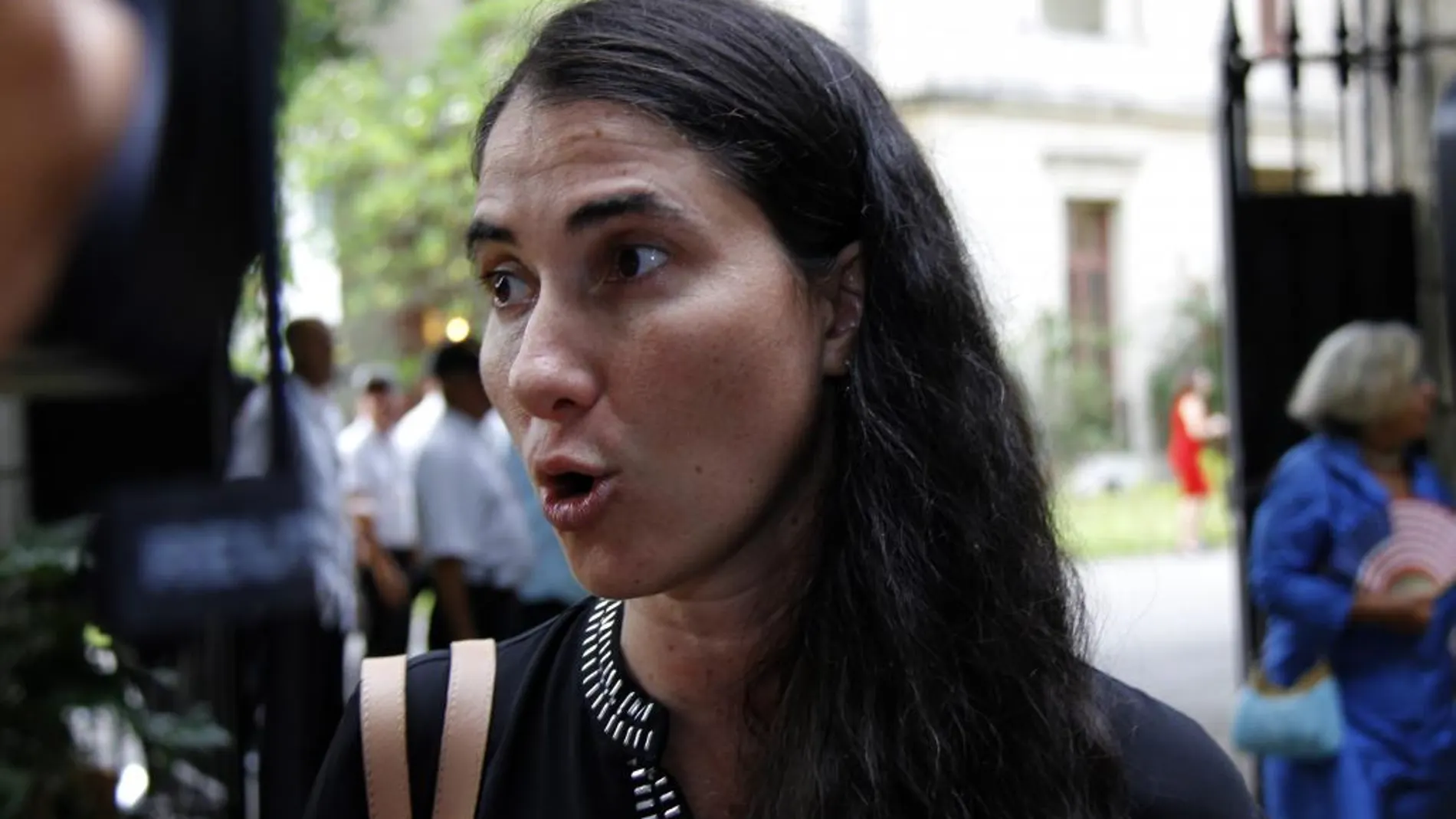 La disidente Yoani Sánchez es vista hoy, jueves 14 de agosto de 2015, a la salida de una recepción en la residencia del embajador de Estados Unidos en Cuba, donde asistió el secretario de Estado de EE.UU., John Kerry, en La Habana (Cuba).