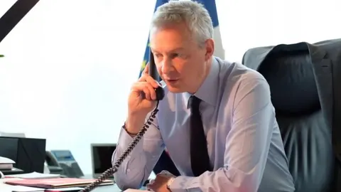 El ministro francés de Economía y quiere reunirse, cuanto antes, con su par española para abordar las reforma de la eurozona.