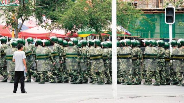 Cientos de policías antidisturbios se desplegaron ayer por las calles de Xinjiang