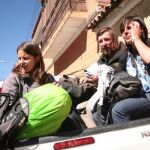 Turistas españoles suben en una camioneta hoy, martes 10 de agosto de 2010, para salir de Potosí (Bolivia), tras trece días de huelga indefinida y bloqueos de carreteras