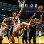 El atacante español de Chicago Bulls Pau Gasol pierde un rebote con Tim Duncan de Islas Vírgenes (d) de San Antonio Spurs