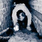 A GATAS. Un hombre atraviesa con dificultad uno de los túneles de la capital alemana para escapar del sector ruso