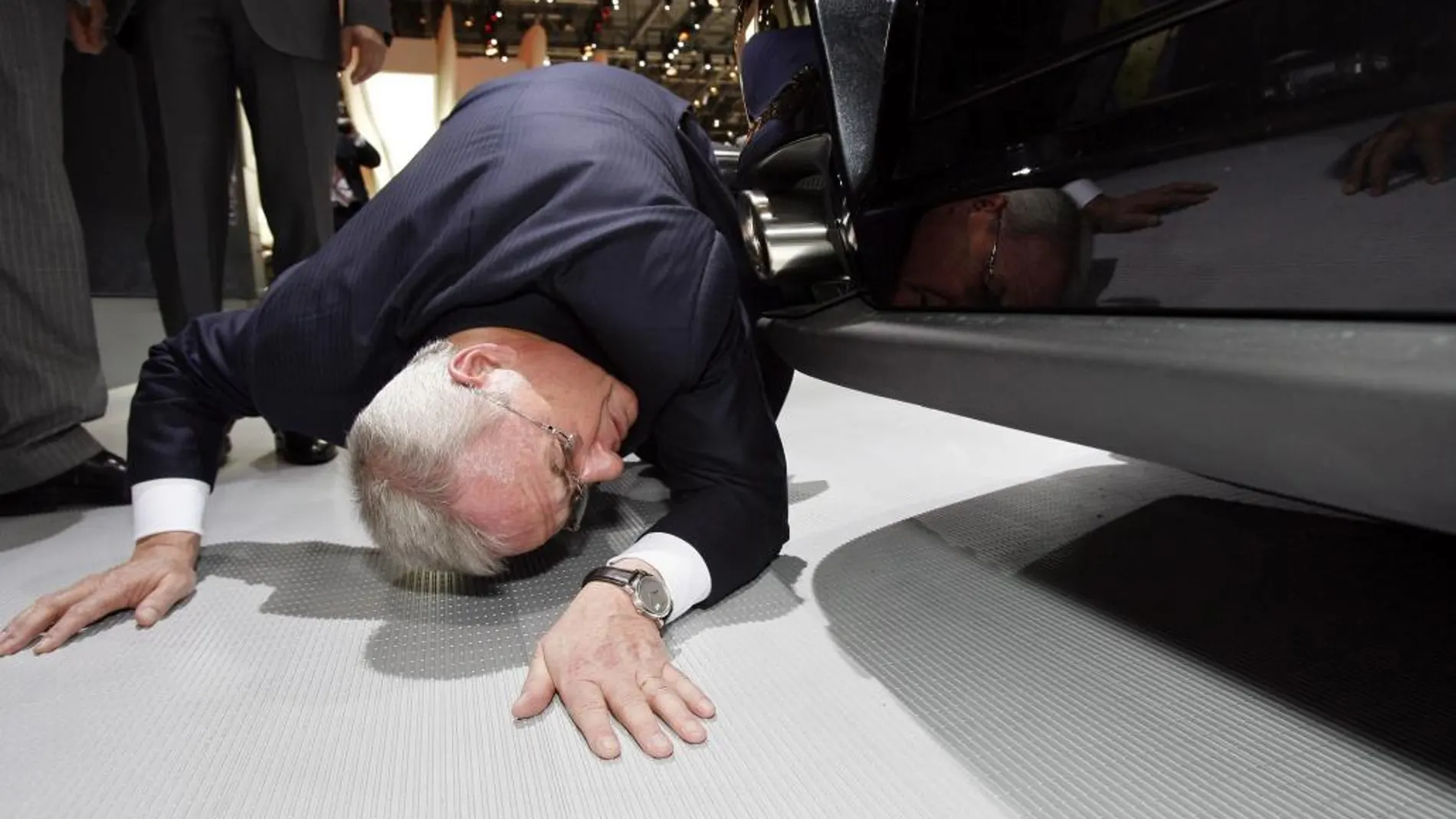 Fotografía facilitada hoy, 22 de septiembre de 2015 que muestra al presidente de Volkswagen AG, Martin Winterkorn, mientras se agacha para ver los bajos de un Porche GT2 durante la presentación a los medios del Salón del Automóvil de Ginebra, el 4 de marzo de 2015.