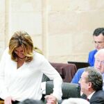 Susana Díaz y Emilio de Llera, el jueves en el Pleno del Parlamento