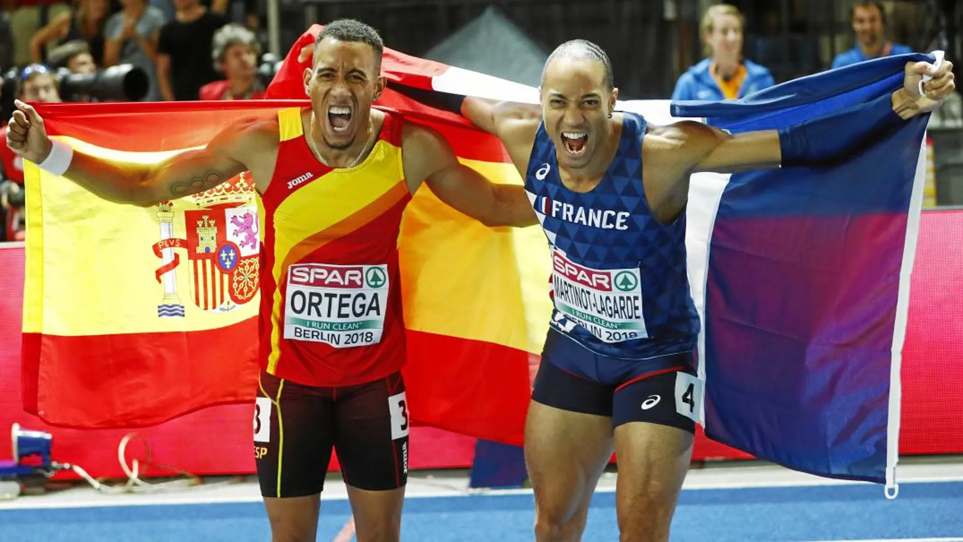 Orlando Ortega, con la bandera de España junto al vencedor, el francés Martinot-Lagarde