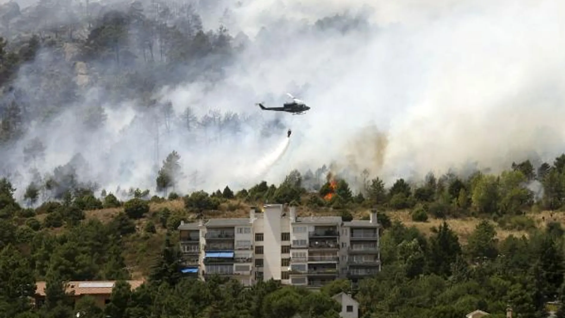 Un cortafuegos hecho hace pocos meses salva de un incendio los chalés de Collado Mediano