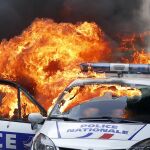 Un coche de policía fue incendiado y sus dos ocupantes resultaron heridos leves