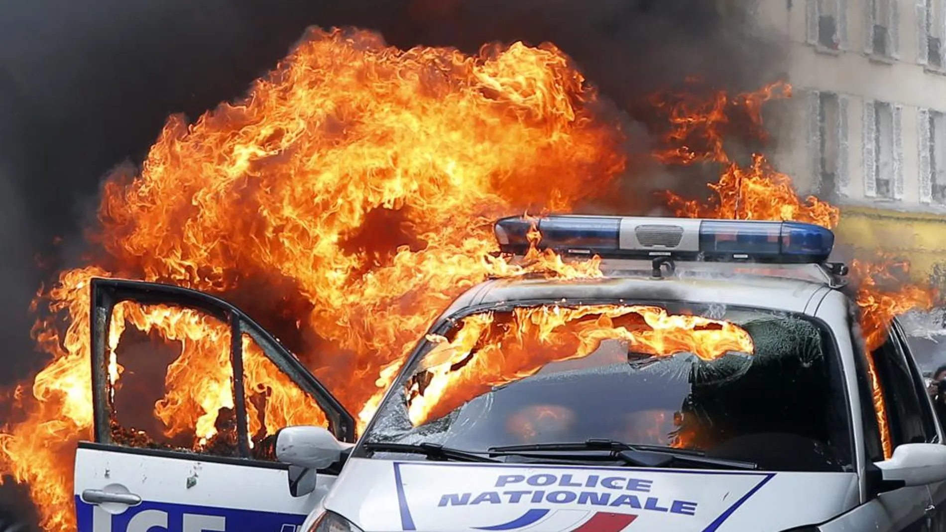 Un coche de policía fue incendiado y sus dos ocupantes resultaron heridos leves