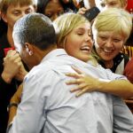 De gira: el presidente Barack Obama recibe un abrazo en un acto de campaña en Mineapolis, Minnesota, el sábado
