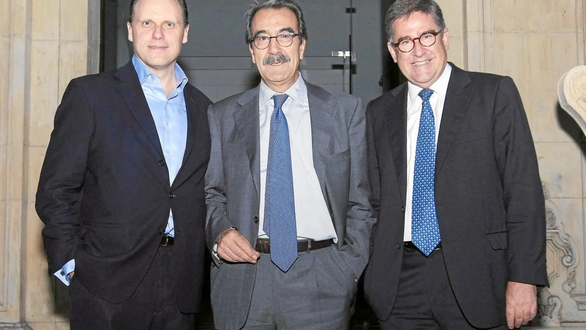 Daniel Lacalle, Emilio Ontiveros y Juan Torres, ayer en el encuentro celebrado en la Fundación Valentín de Madariaga, en Sevilla