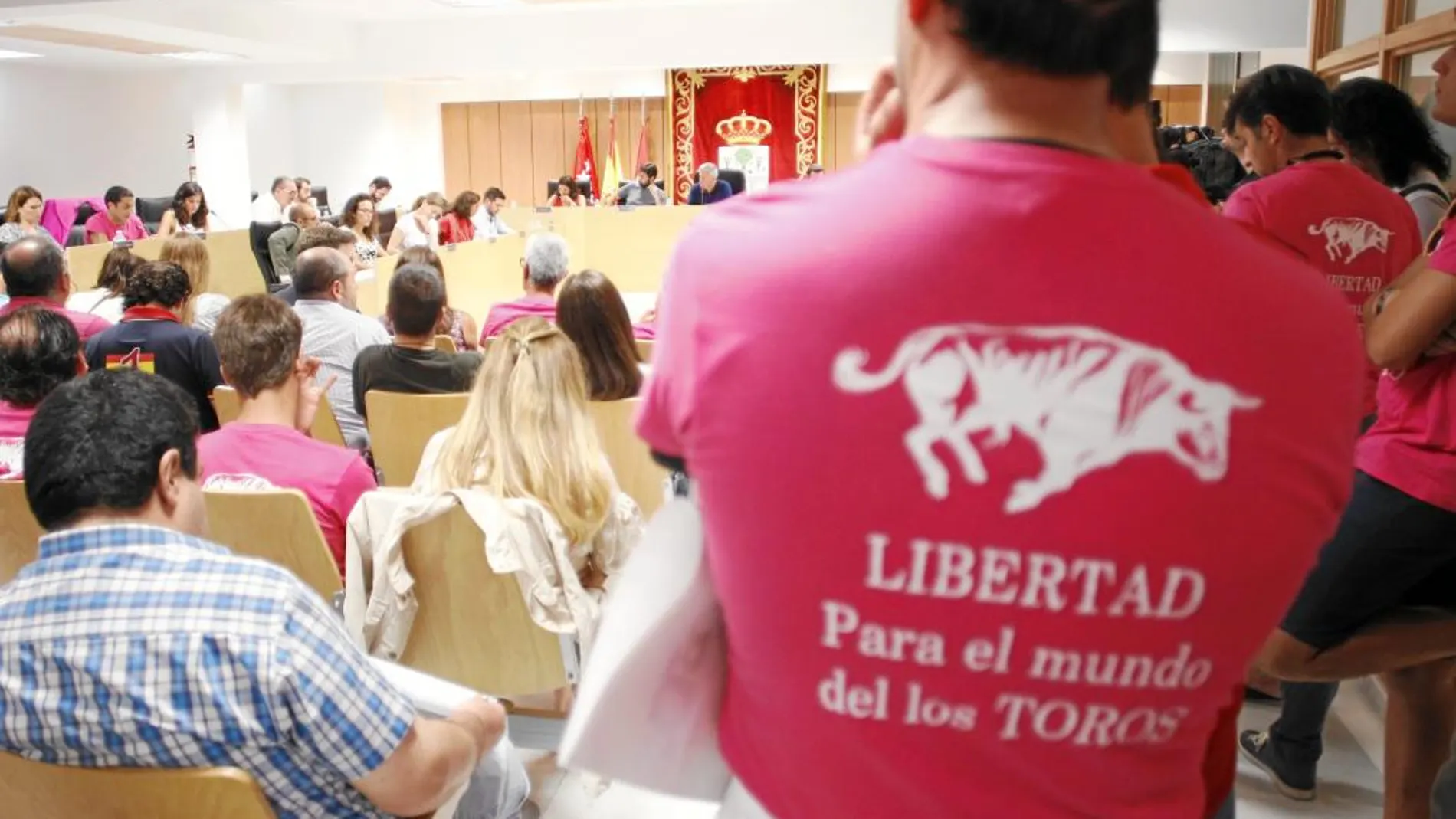 LA IMAGEN. Dos concejales de Sí Se Puede presentaron una moción el jueves en San Sebastián de los Reyes para eliminar la subvención municipal a estos festejos, los más populares de la Comunidad, que fue rechazada este jueves por toda la corporación, vecinos y figuras del toreo.