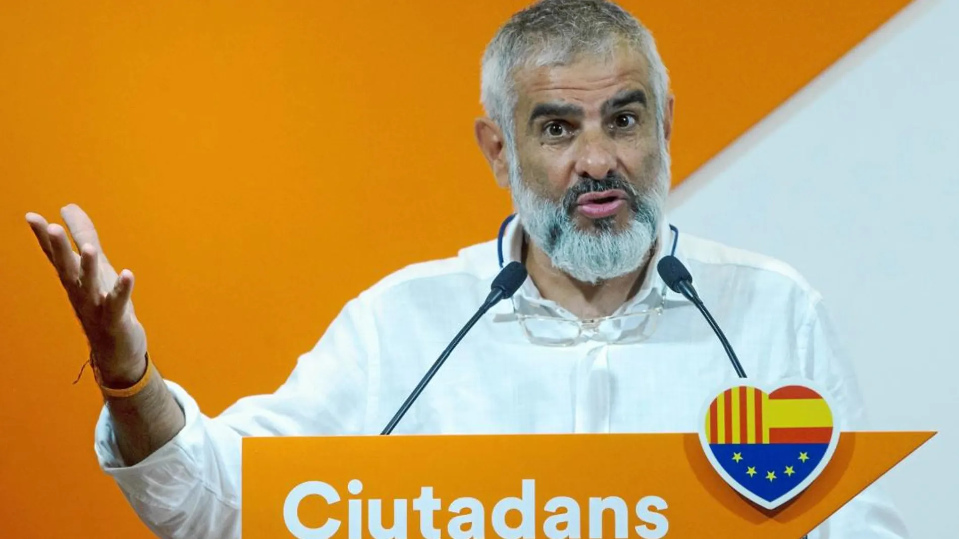 El dirigente de Ciudadanos, Carlos Carrizosa, ayer en rueda de prensa en la sede del partido en Barcelona / Foto: Efe