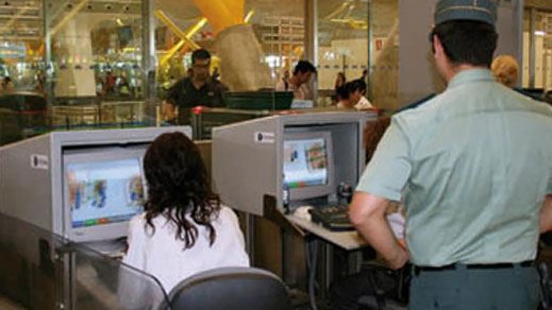Agentes de la Guardia Civil en Barajas. Foto: Archivo