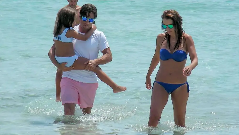 La actriz Paula Echevarría y el cantante David Bustamante con su hija Daniela en Ibiza