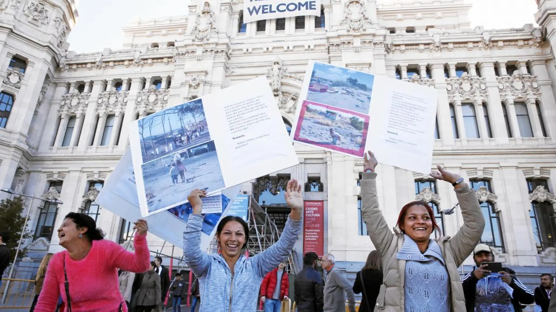 Hasta 36 vecinos del poblado chabolista El Gallinero acudieron ayer a Cibeles y visitar «sin cita previa» a la alcaldesa y a Marta Higueras, la edil de Equidad y Derechos Sociales