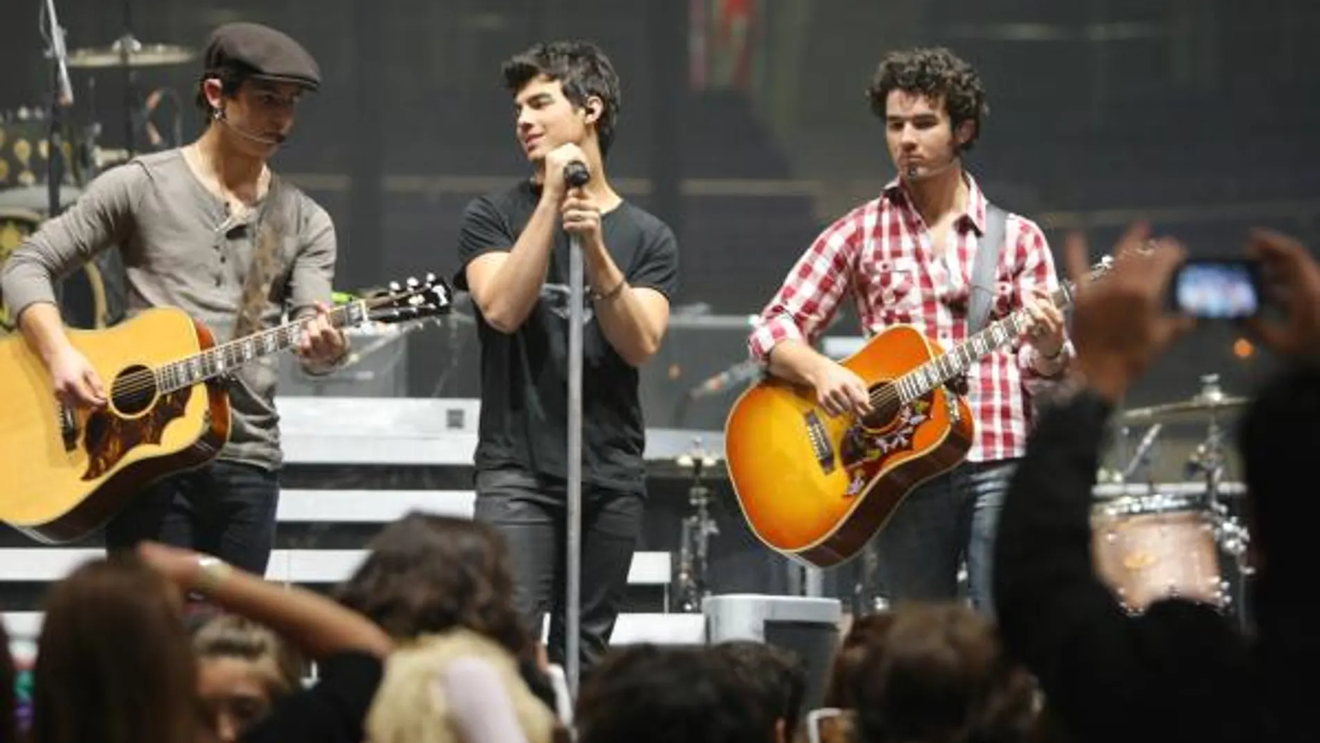 Nick Jonas en un concierto junto a sus hermanos