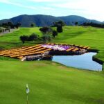El hotel se encuentra inmerso en el corazón de un campo de golf de 18 hoyos que, debido a su variedad y ubicación, resulta exigente