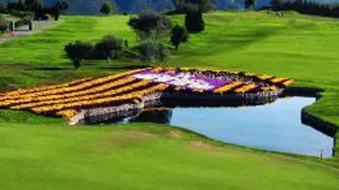 El hotel se encuentra inmerso en el corazón de un campo de golf de 18 hoyos que, debido a su variedad y ubicación, resulta exigente