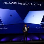 El consejero delegado de Huawei, Richard Yu, muestra el nuevo Matebook X Pro