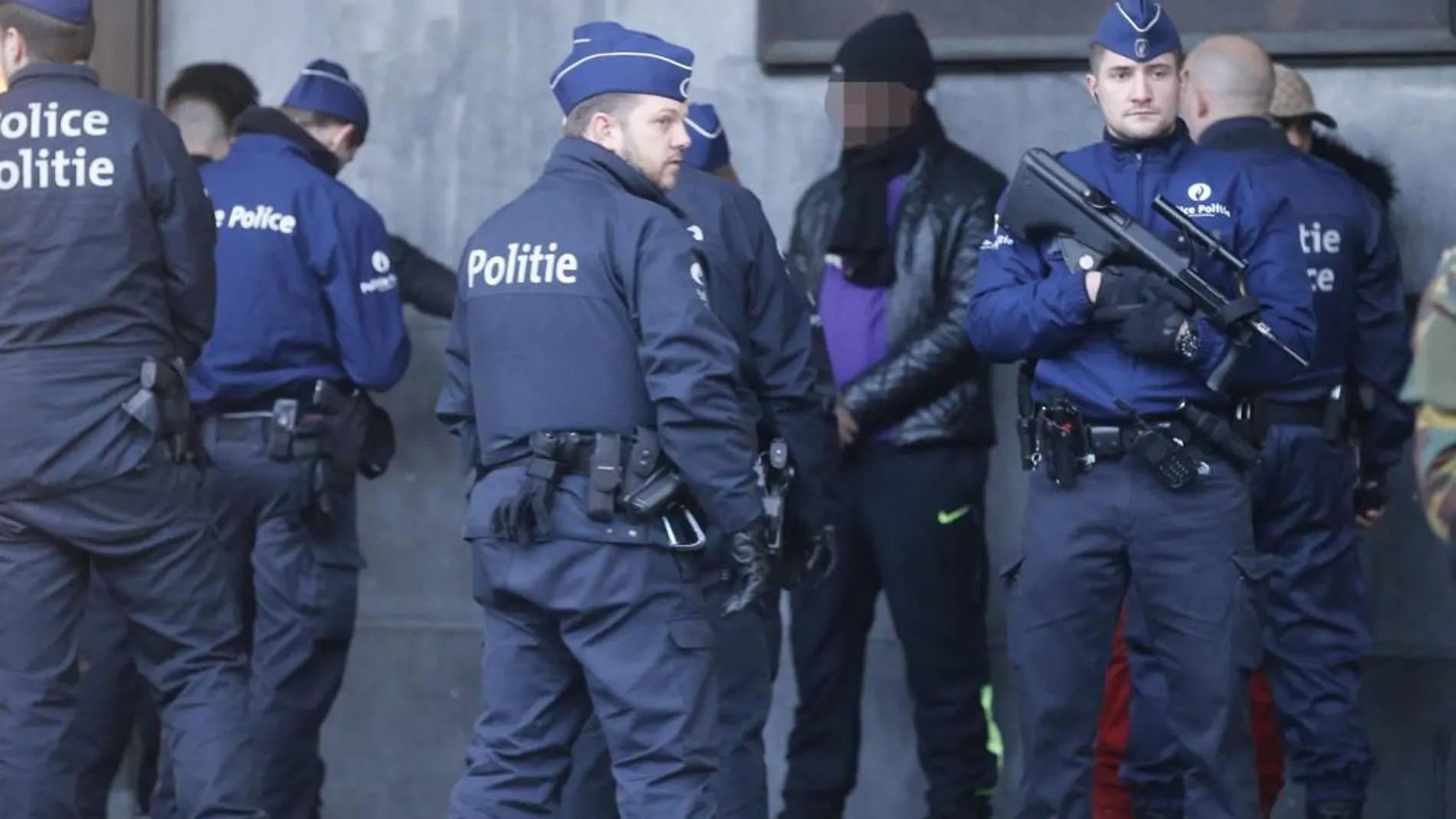 Efectivos de la policía belga detienen a varias personas en la estación central de autobuses de Bruselas, el pasado el 23 de noviembre