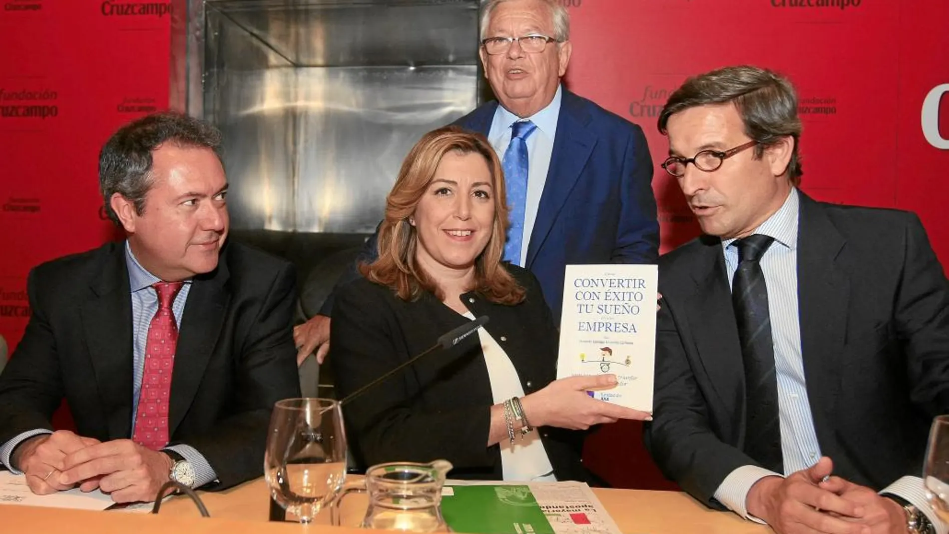 La presidenta Susana Díaz y el alcalde de Sevilla, Juan Espadas, en la presentación del libro de la Fundación Axa