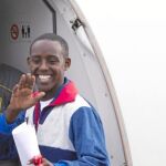 Un eritreo se despide al subir al avión que le trasladará de Italia a Suecia