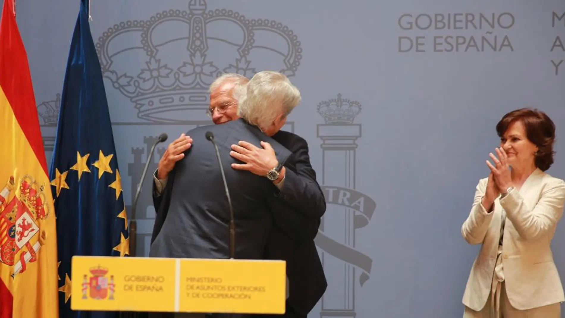El ministro de Exteriores, Josep Borrell, recibe la cartera de manos de su antecesor Alfonso Dastis/Foto: C. Pastrano
