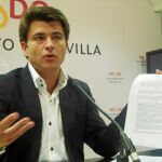 El consejero popular en Mercasevilla, Beltrán Pérez, esgrimiendo una copia de un «contrato de préstamo»