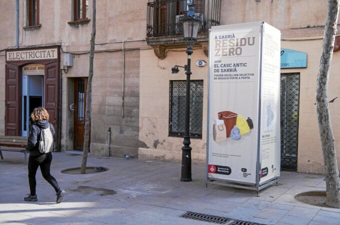En la imagen, uno de los puntos de recogida de residuos, en el Consell de la Vila, y que están al margen del reciclaje puerta a puerta en este distrito barcelonés