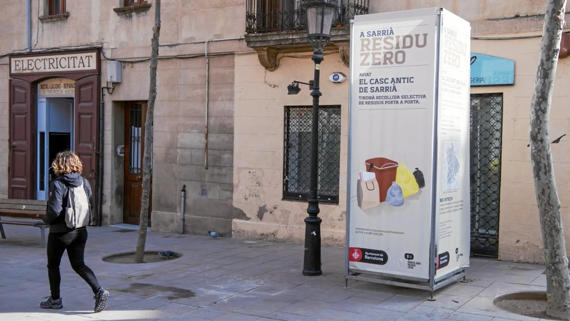 En la imagen, uno de los puntos de recogida de residuos, en el Consell de la Vila, y que están al margen del reciclaje puerta a puerta en este distrito barcelonés