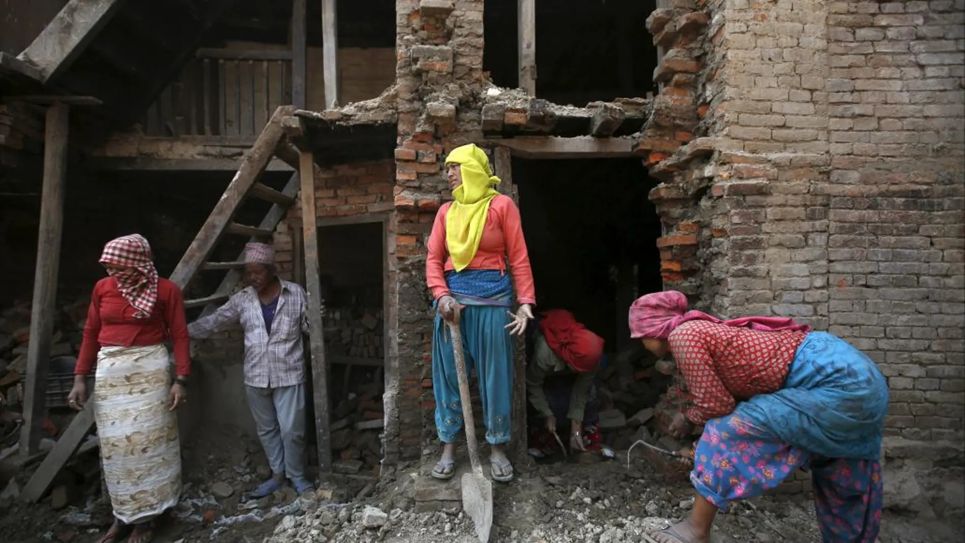 Una familia reconstruye su casa en Bhaktapur