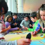 Niños participan en los talleres impartidos por Fernando Solar, luthier de "La música del reciclaje"
