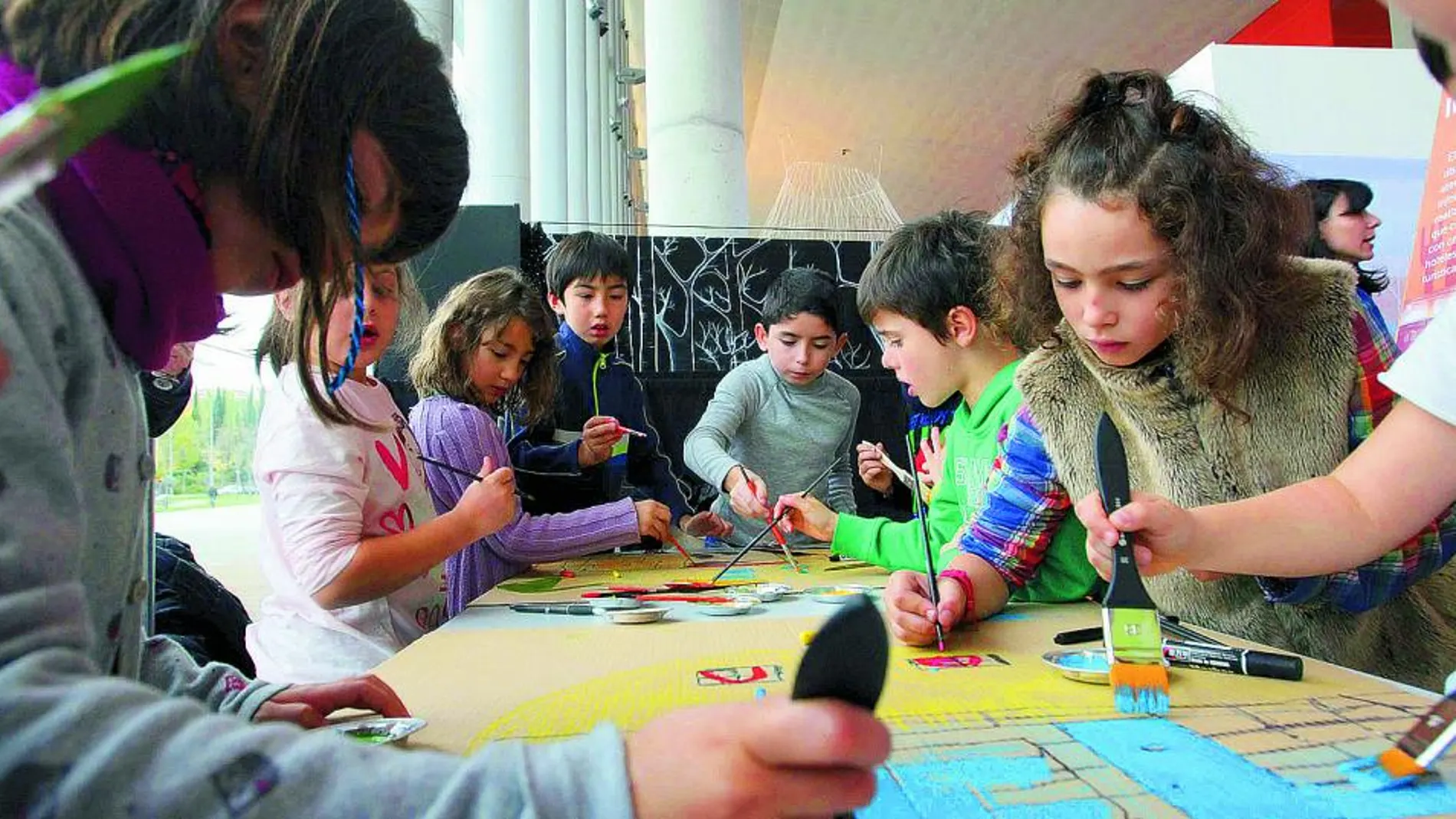 Niños participan en los talleres impartidos por Fernando Solar, luthier de "La música del reciclaje"