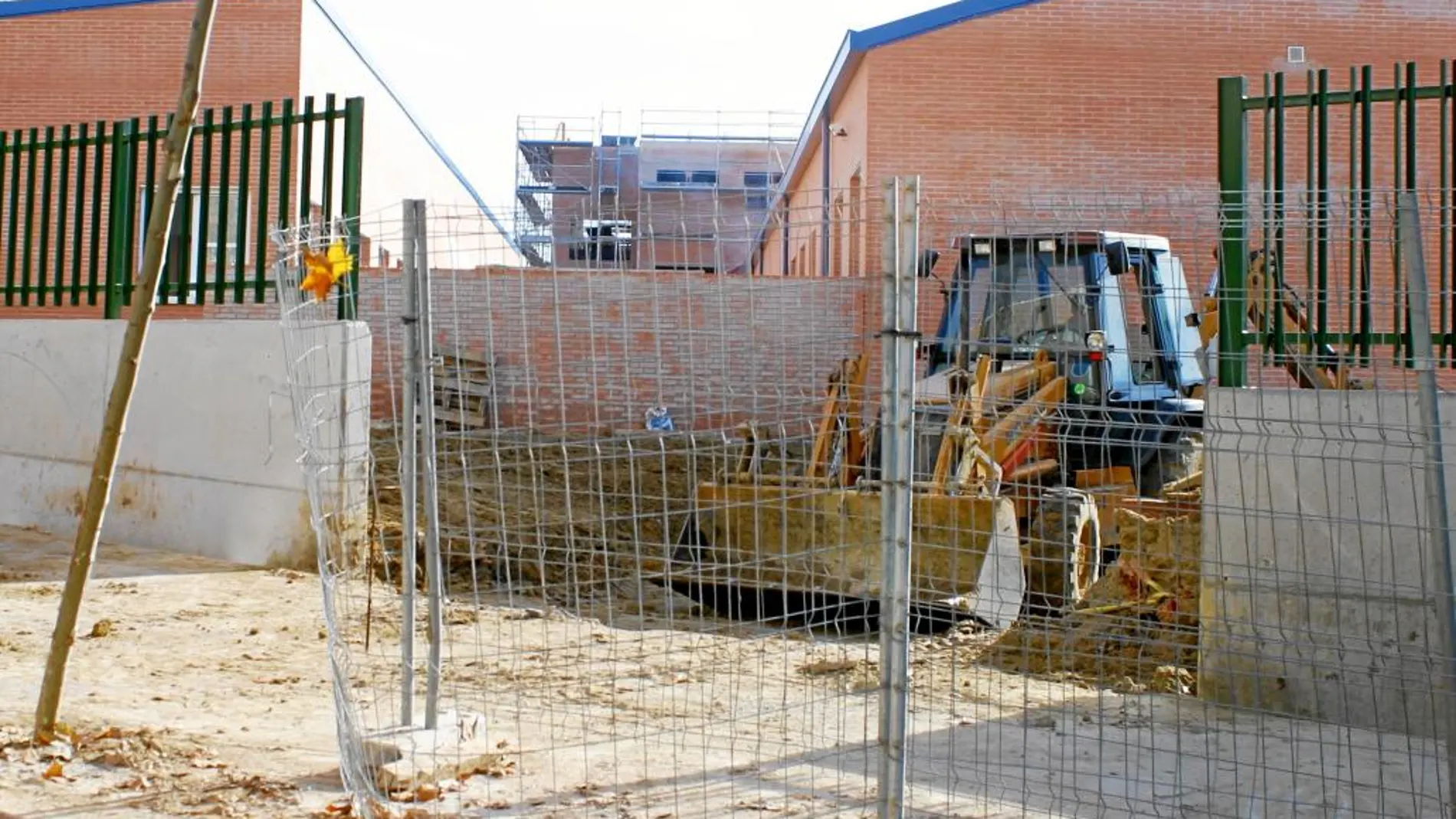 Los niños han dejado paso en los colegios a los trabajadores y excavadoras para mejorar sus instalaciones
