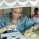 Un hombre prepara la báscula para pesar los diamantes que compra a mineros de la República Democrática del Congo