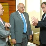 El consejero Antonio Silván, charla con el presidente de la patronal Emiliano Alonso y con Gerardo Arias