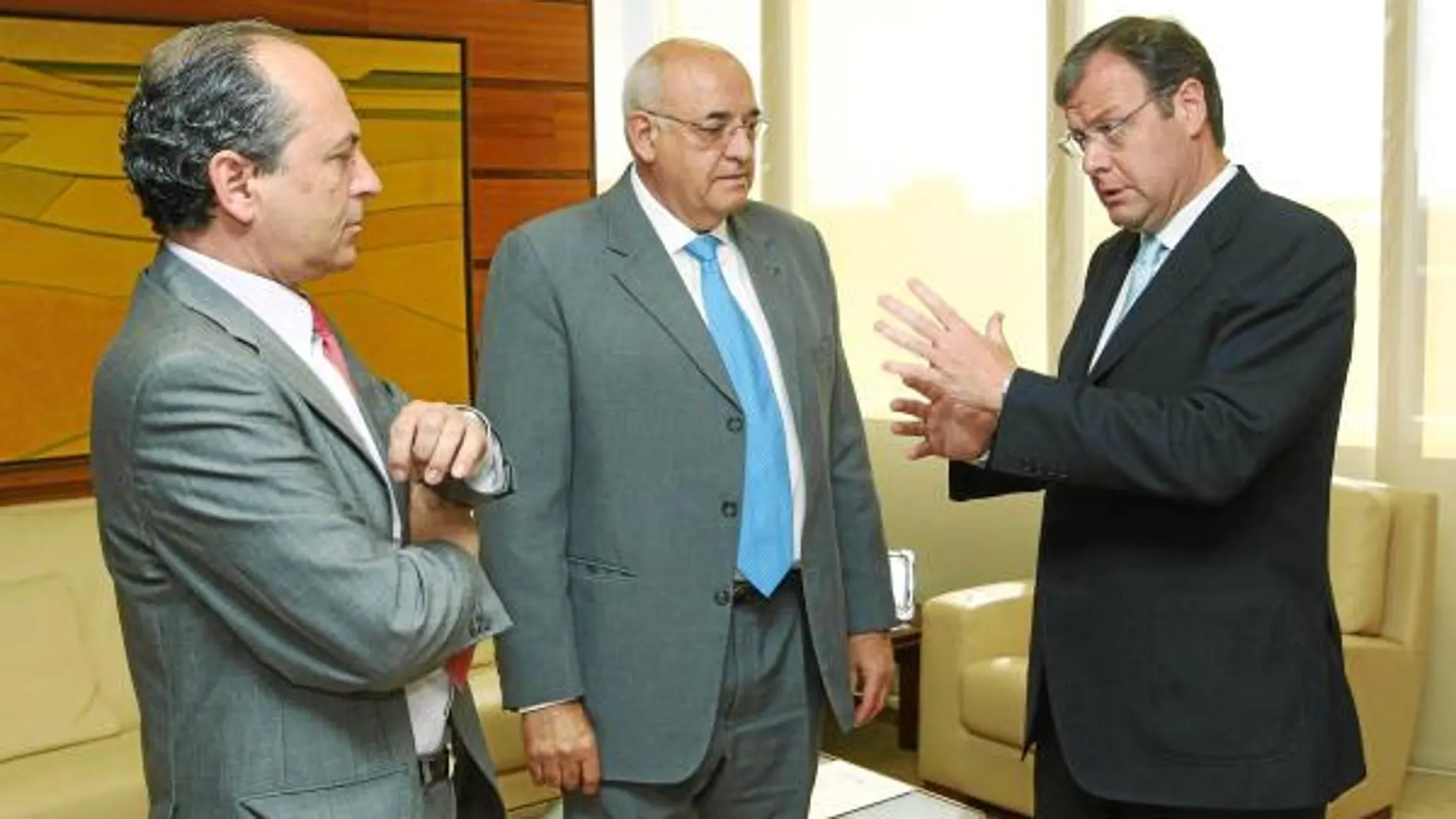 El consejero Antonio Silván, charla con el presidente de la patronal Emiliano Alonso y con Gerardo Arias