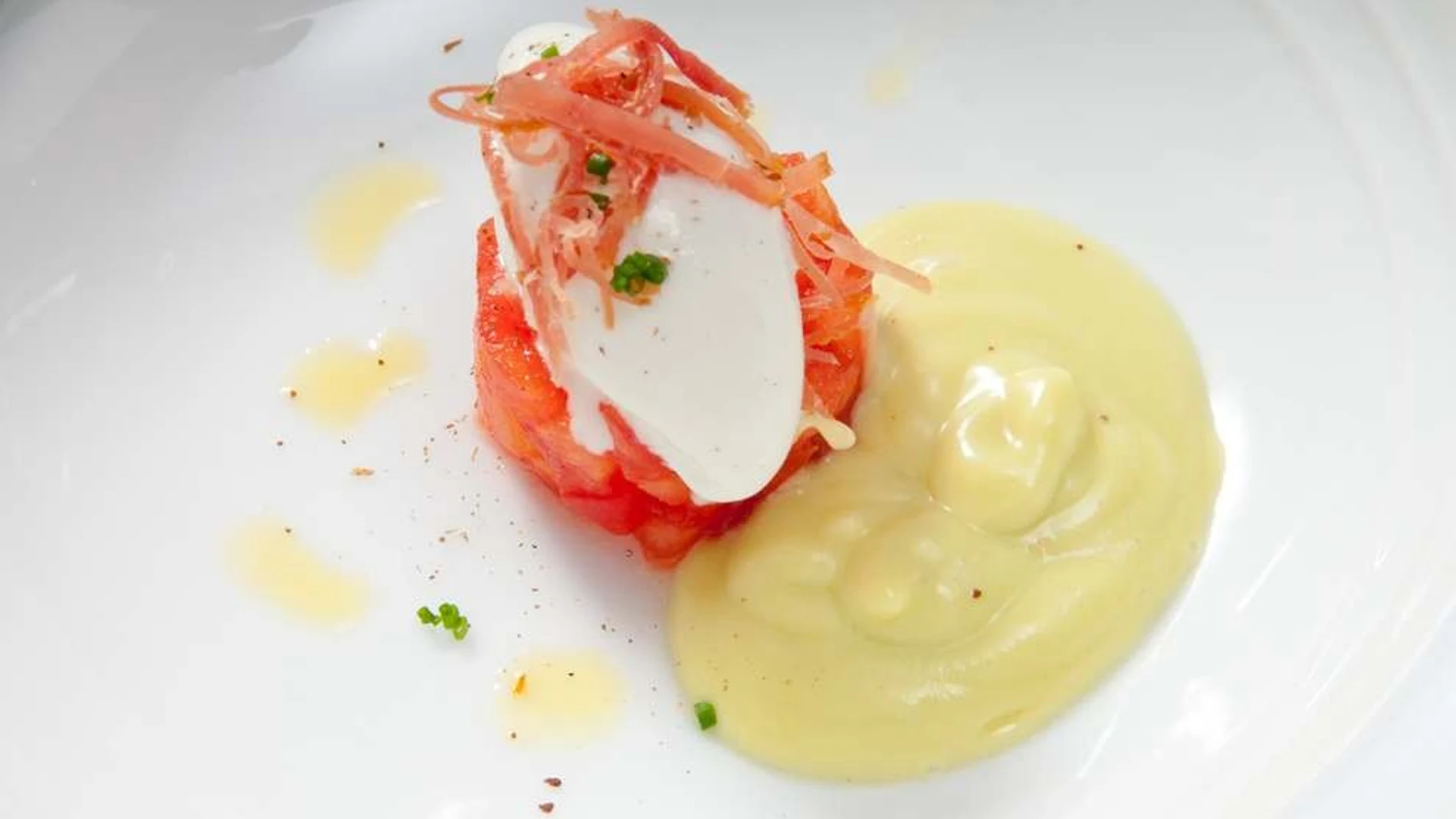 La sopa de aguacate a la naranja con jamón belga y helado de almendra, es uno de los refrescantes platos que incluye el menú