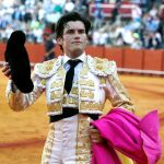 El diestro José Garrido saluda durante la décima corrida de abono celebrada hoy en la plaza de toros de la Maestranza de Sevilla.