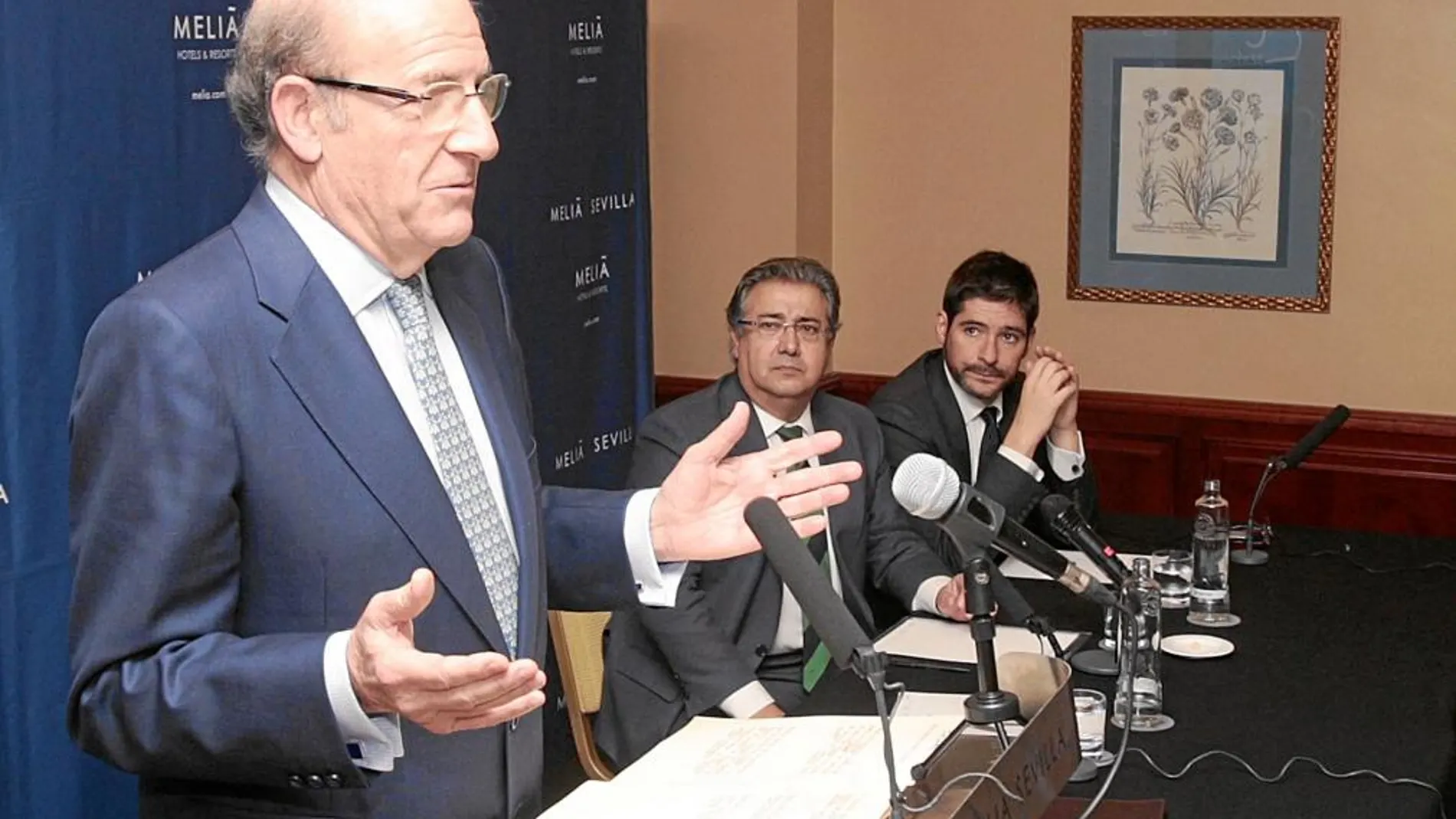 El regidor de Huelva, durante su intervención, ante Juan Ignacio Zoido y Paco Reyero
